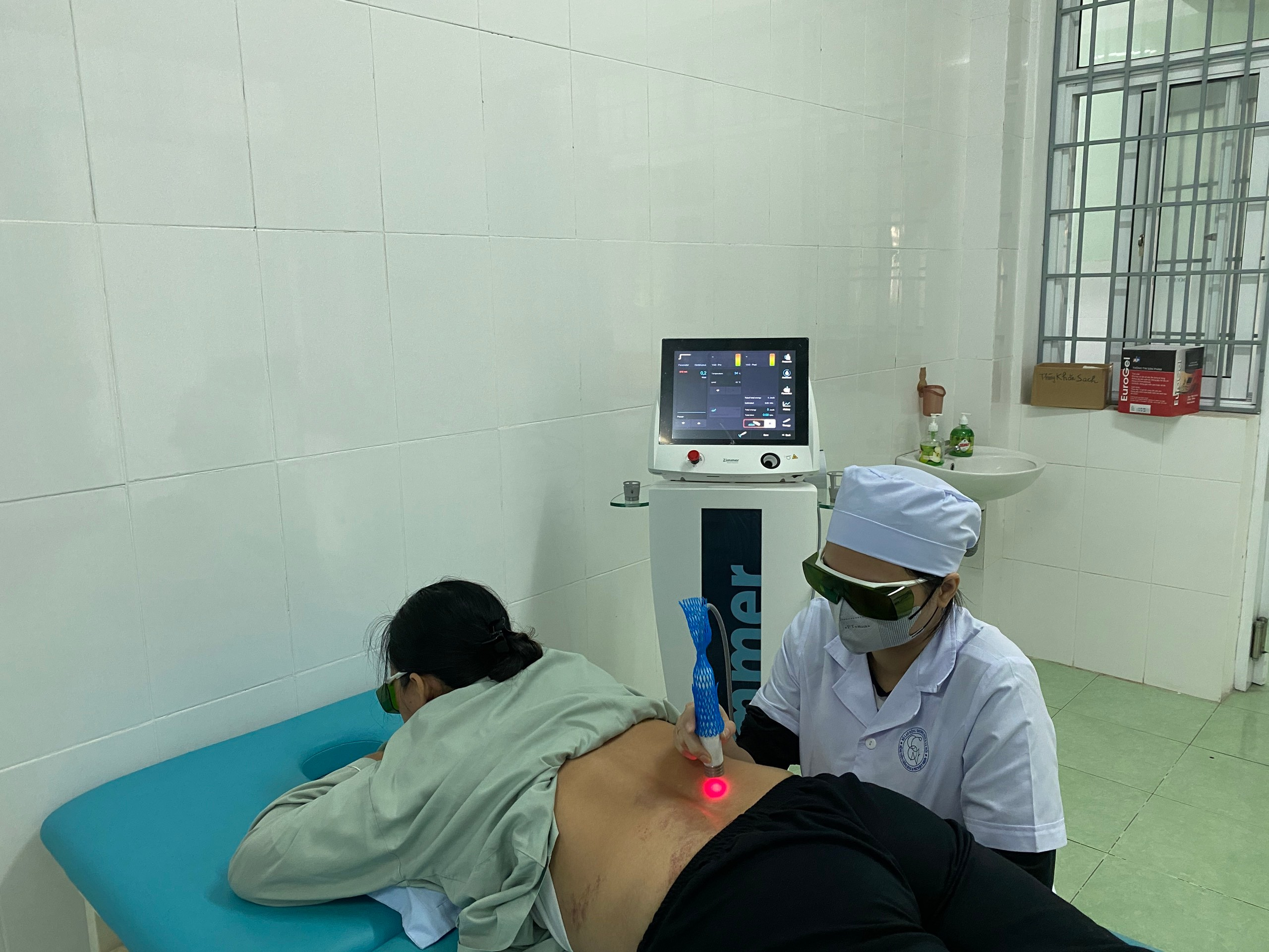 Triển khai kỷ thuật mới tháng 02/2025 tại Bệnh viện Y học cổ truyền và Phục hồi chức năng Bình Định: Ứng dụng laser công suất cao trong trị liệu