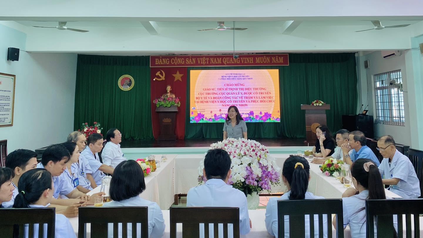 Bệnh viện Y học cổ truyền và Phục hồi chức năng Quy Nhơn vinh dự đón tiếp Giáo sư, Tiến sĩ Trịnh Thị Diệu Thường – Cục trưởng Cục Quản lý Y, Dược cổ truyền, Bộ Y tế cùng đoàn công tác đến thăm và làm việc tại Bệnh viện